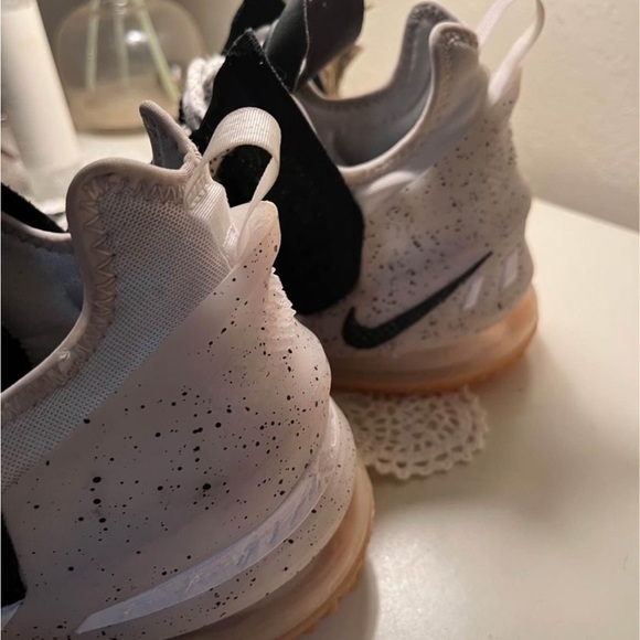 Basketball shoes - Picture 3 of 3